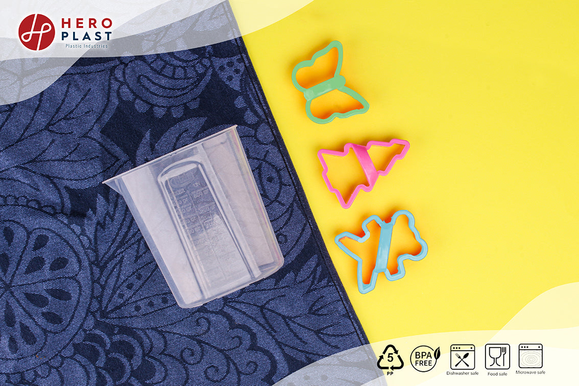 Set of measuring cup+ 3 dough cutters